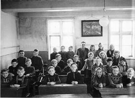 1950 Lehrer Erich Grothmann mit seiner Klasse an der Brokdorfer Schule