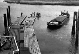 1968 Schleuse Kasenort, Binnenschiff CHRISTINA, Verholen der Schlengel