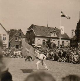 1952 Fahnenschwenker Albert Tiedemann  auf dem Marktplatz der Stadt Wilster