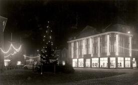1958 Markt in der Stadt Wilster in adventlichem Lichterglanz