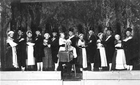 Tracht der Wilstermarsch 1925 - Trachtengruppe auf der Bühne
