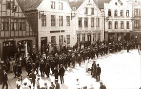 1922 Festumzug zieht über den Marktplatz der Stadt Wilster