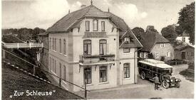 1935 Reimers Bus in Büttel (Elbe) beim Gasthof Zur Schleuse von Nikolaus Ewers