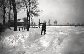 1940 Kampf gegen Schneeverwehungen in Kathen an der Straße zwischen Wilster und Kasenort