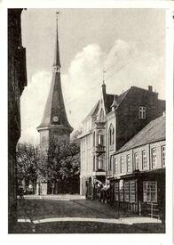 Op de Göten; Blick zur St. Bartholomäus Kirche am Markt in der Stadt Wilster