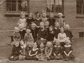 1924 Klasse VII der Volksschule Wilster mit Klassenlehrerin Helene Hansen