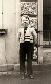 1948 Peter von Holdt als kleiner Junge vor dem Gebäude der Bäckerei Starck am Markt in Wilster