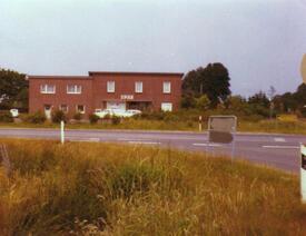 August 1977 - Moorhusen - Hauptstraße; Einmündung in die Hauptstraße der Gemeinde Kleve