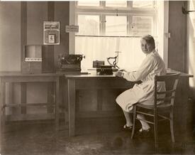 1932 Kontoristin Annemarie Kuhrt der Genossenschaft-Meierei Wilster an ihrem Arbeitsplatz.