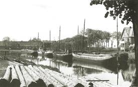 1954 Frachtschiffe in Winterruhe im Brook Hafen der Stadt Wilster
