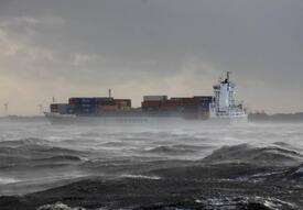 28.Oktober 2013 im Orkan CHRISTIAN - das Feederschiff BIANCA RAMBOW auf der Elbe bei Brokdorf 