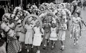 1959 Eine Jahrgangsgruppe der Mädchen marschiert bei der Kindergilde über dem Marktplatz in Wilster
