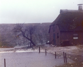 1976 Sturmflut am 03. Januar - Situation am Deich der Elbe bei Hollerwettern
Überschlagende Wellen