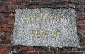 2018 Erinnerungstafel an der Schleuse Kasenort an der Einmündung der Wilsterau in die Stör.