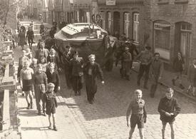 1949 Transport der im Möbelladen Heinrich von Holdt in der Deichstraße in der Stadt Wilster erbauten JOHANNA durch die Deichstraße und die Straße Landrecht