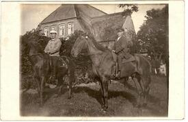 1925 Reiter vor einem Bauernhof in Ecklak in der Wilstermarsch