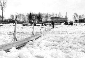 1963 Stegkonstruktion über das Eis des zugefrorenen Nord-Ostsee Kanal