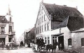 1904  Burger Straße, Droschken-Linie Burg - Wilster vor Dunckers Gasthof