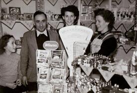 1952 Café Reetz in der Deichstraße in Wilster. Kurt Reetz mit seiner Tochter Gisela und den Verkäuferinnen Christel Hutter und Ilse Petersen
