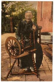 1907 Pfeife rauchende Frau am Spinnrad in der Wilstermarsch
