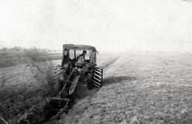 1958 Gewässerunterhaltung - Aufreingen von Grüppen und Gräben mit einer Grabenfräse