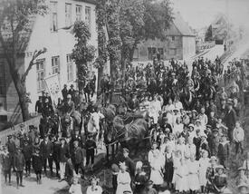 1919 Büttel - Festumzug der Ringreiter durch die Deichstraße
