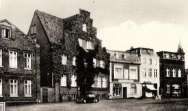 1963 nordöstliche Häuserzeile am Marktplatz in Wilster