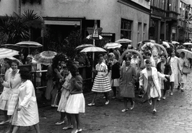 1962 Festumzug der Kinder-Gilde marschiert von der Deichstraße kommend in den Marktplatz