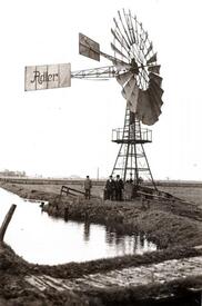 1935 Windkraftanlage - Windrotor auf dem Hof Boll in Kuskoppermoor in der Wilstermarsch