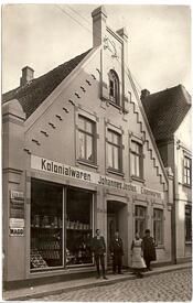 1916 Kolonialwaren und Eisenwarenhandlung Josten an der Rathausstraße in Wilster