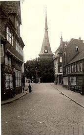 1941 Straße Op de Göten und Marktplatz mit der Kirche in Wilster