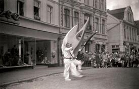 1962 Fahnenschwenker der Bürger-Schützen-Gilde auf dem Markt in der Stadt Wilster
