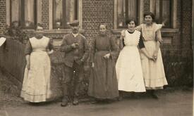 1910 - Personen vor einem ländlichen Wohnhaus in der Wilstermarsch