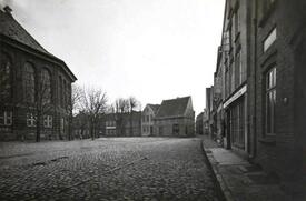 1875 südöstliche Seite des Marktplatzes, Einmündung der Straße Kohlmarkt in Wilster