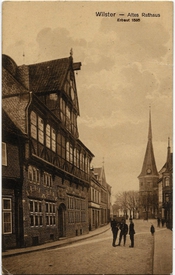 1915 Drei Soldaten auf der Marktstraße vor dem Alten Rathaus von 1585 der Stadt Wilster