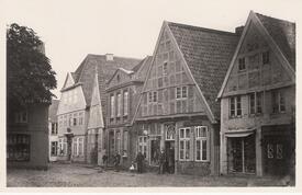 Häuserzeile an der Südseite des Marktplatzes der Stadt Wilster