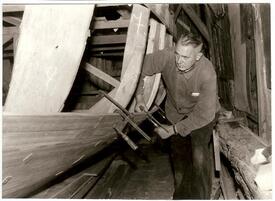 1962 Der Bootsbauer Heinrich von Holdt beim Beplanken einer Segeljacht