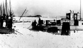 1929 Burger Fähre - Besatzung der Kettenfähre beim bemühen, die Fähre von Eis und Schnee zu befreien
