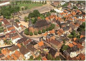 1976 Luftbild aus südlicher Richtung auf die Stadt Wilster