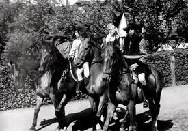 ca. 1950 Reiter in Kostümen beim Dorffest in Krummendiek
