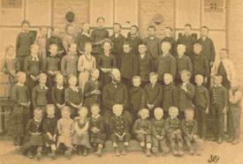 Klasse der Dorfschule Achterhörn im Jahr 1884
