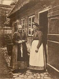 1907 Pfeife rauchende Frauen in Kudensee in der Wilstermarsch