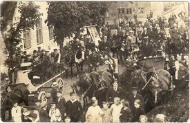 1920 Büttel - Festumzug der Ringreiter durch die Deichstraße