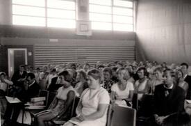 1970 Das Auditorium der Realschule Wilster bei der Verabschiedung der von Else Madré in der Sporthalle Wilster