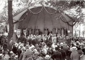 1922 Fest der Liedertafel Wilster - Darbietungen bei der Musik-Muschel im Garten des historischen Gartenhauses Trichter in der Stadt Wilster