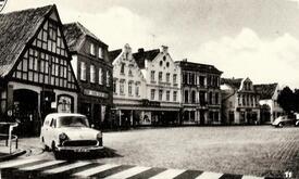 1963 südwestliche Häuserzeile am Marktplatz in Wilster