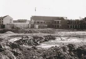 1974 Bau der Gebäude für die Realschule Wilster - Planierarbeiten am Sportplatz