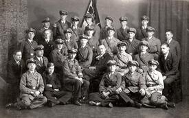 1920 Uniformierte Personen mit Reichskriegsflagge