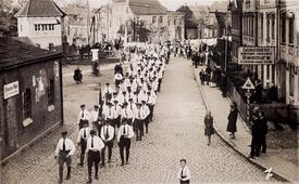 13. Juli 1932 marschierende SA in der Burger Straße in Wilster