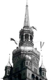 1938 Festwoche 700 Jahre Itzehoe. Flaggen am Turm der Kirche St. Laurentii